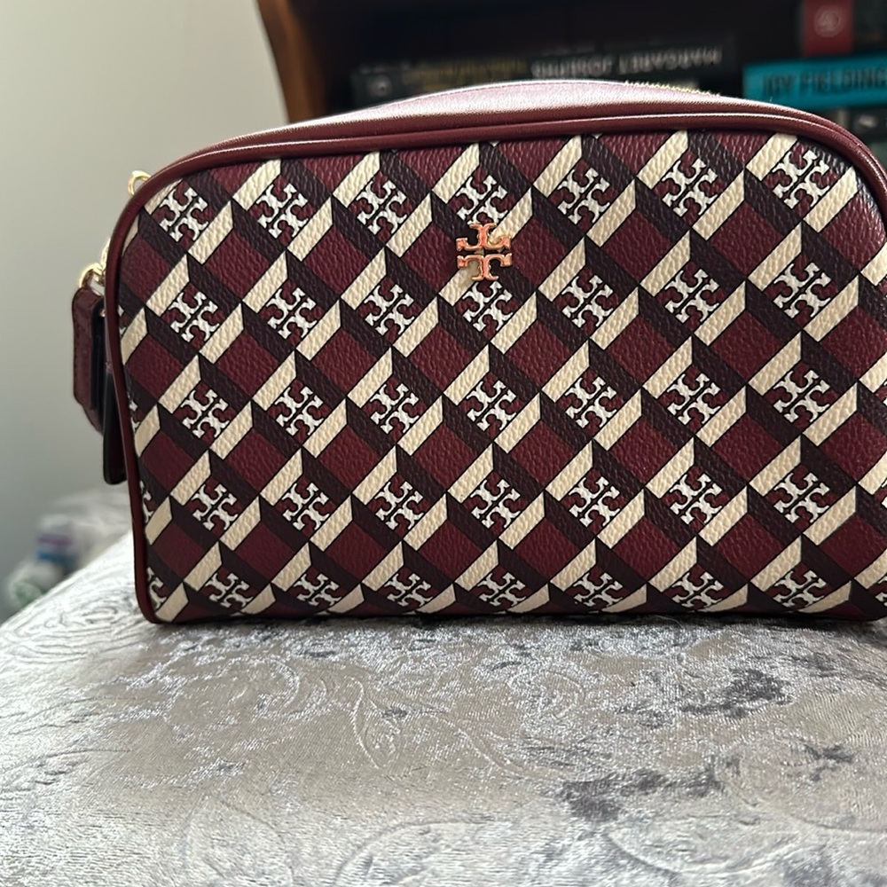 Geo Logo Essential Pouch
